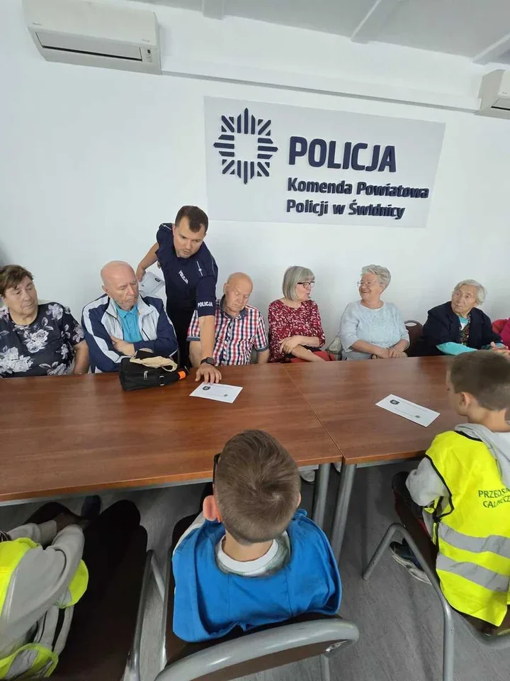 W Świdnicy seniorzy i przedszkolaki spotkali policjanta - tak wyglądała lekcja bezpieczeństwa