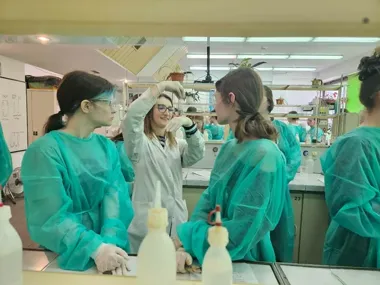 Uczniowie Skłodowskiej sprawdzili chemię tam, gdzie rodzą się doświadczenia