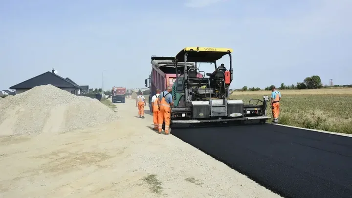 W Jaroszowie kładą pierwszy asfalt. Droga do gruntów rolnych nabiera kształtu