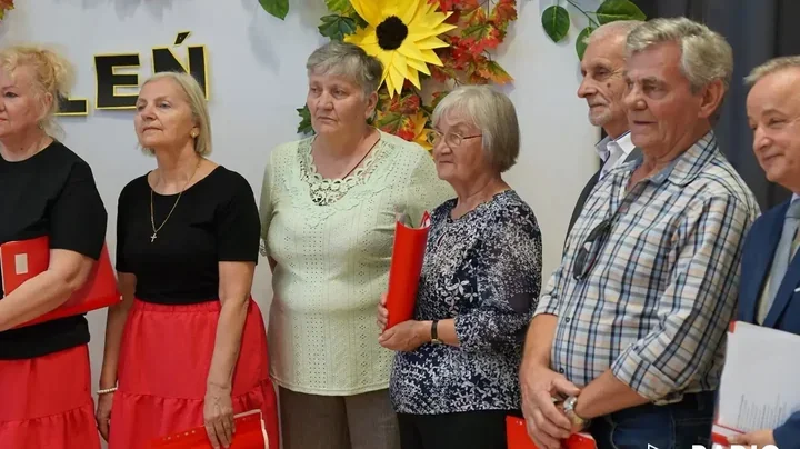 Seniorzy i młodzież razem na scenie. W Jaroszowie pokazali siłę współpracy