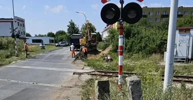 Przy przejeździe w Strzegomiu trwają prace. PKP PLK utwardza pobocze