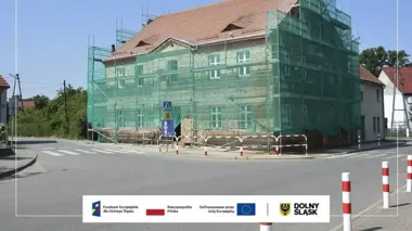 Rusztowania wokół szkoły w Olszanach. Termomodernizacja wchodzi w kolejny etap