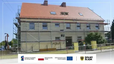 Rusztowania przy szkole w Stanowicach. Termomodernizacja nabiera tempa
