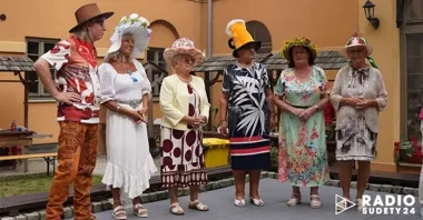 Kolorowe kapelusze i parkiet pełen seniorów. Dzień Kapelusza w Strzegomiu