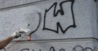 Graffiti znika z estakady w Strzegomiu. Trwają prace porządkowe