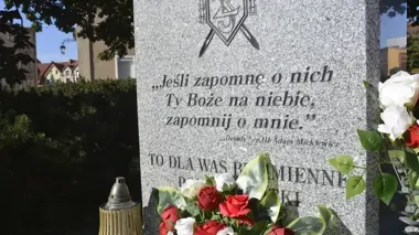 Wieńce i szkolny apel w Strzegomiu. Pamięć o Sybirakach